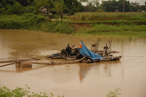 Hưng Yên tăng cường xử lý, ngăn chặn tình trạng khai thác cát trái phép trên sông Hồng và sông Luộc